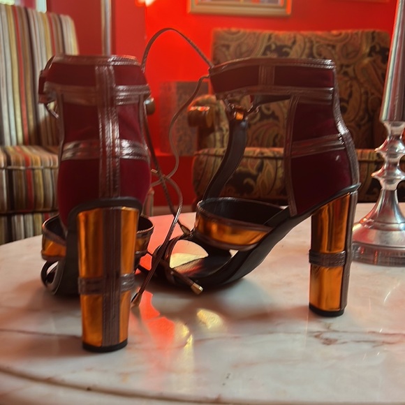 Gently used women’s high pumps. Gold and burgundy size 9 - Picture 4 of 4